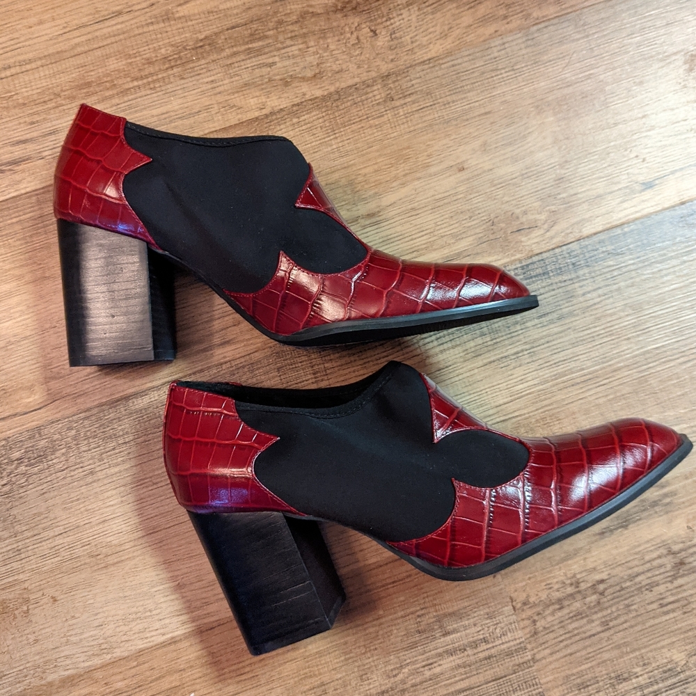 INTENTIONALLY BLANK auntie croc size 11